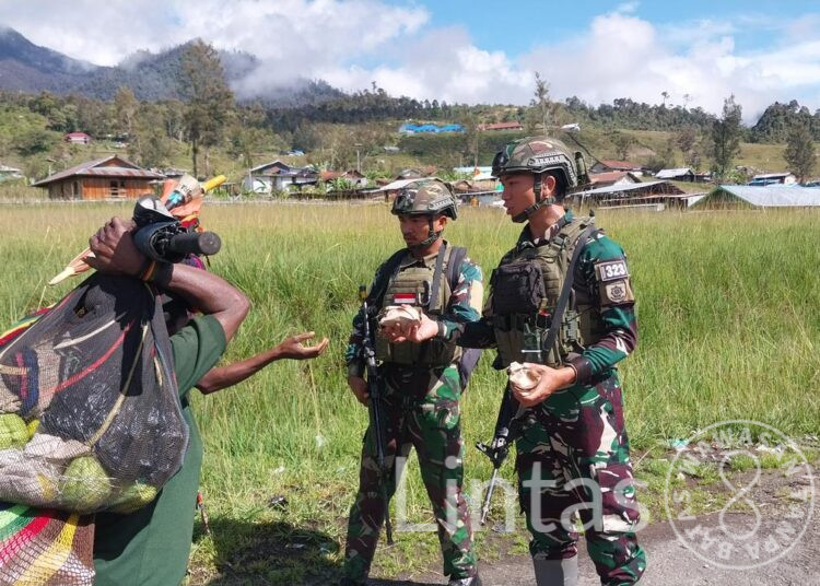 Prajurit Habema Bagi Makanan Gratis, Warga Yauria Riang Gembira