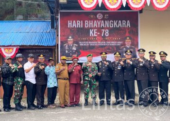 Sambut HUT Bhayangkara Ke-78, Satgas Yonif 721/Mks Bersama Polres Lanny Jaya Laksanakan Apel Gelar Pasukan Dan Patroli Bersama