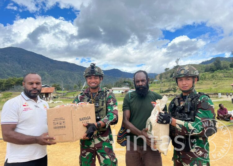 Bentuk Kedekatan dengan Masyarakat, Prajurit Buaya Putih Pos Gome hadiri acara kedukaan masyarakat Kampung Gome