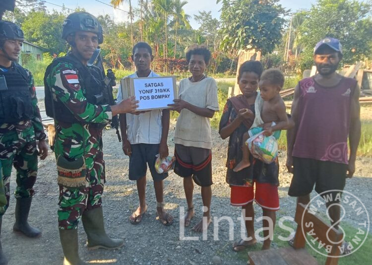 Satgas Yonif 310/KK Bagikan Paket Sembako Dan Berikan Layanan Kesehatan Gratis Untuk Warga Perbatasan