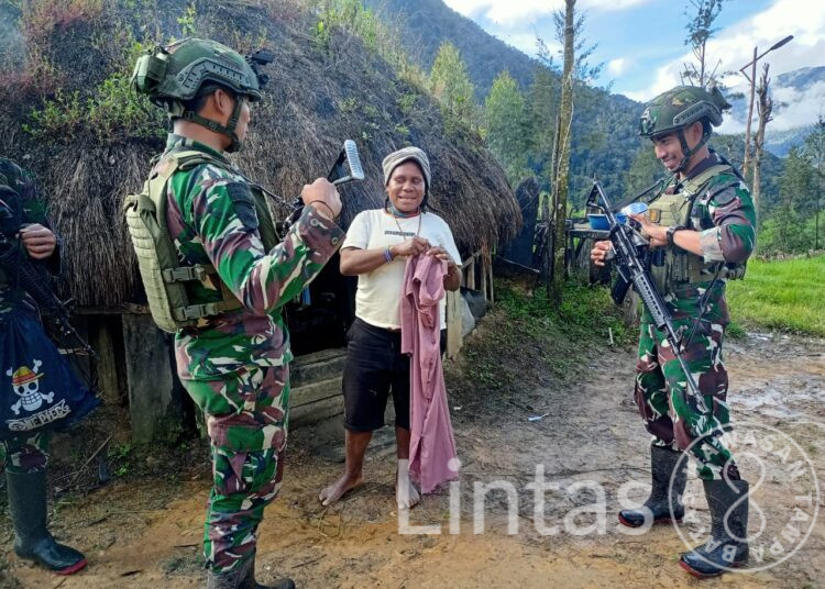 Satgas Yonif 323 Kembali Memberikan Bantuan Pakaian Kepada Masyarakat Kampung Wuloni