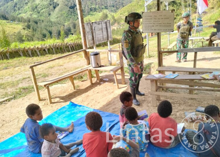 Wujudkan Mimpi Mutiara Dari Timur, Satgas Buaya Putih Kembali Mengajar di Sekolah Darurat