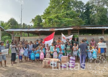 Lewati Medan Yang Tak Mudah, Satgas Yonif 310/KK Datangi Kampung Terdalam Bagikan Perlengkapan Sekolah
