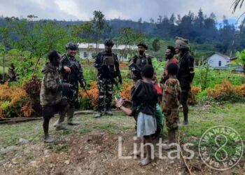 Pelayanan Kesehatan Kepada Masyarakat, Satgas TNI Sambangi Kampung Titigi Intan Jaya