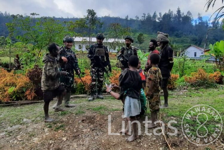 Pelayanan Kesehatan Kepada Masyarakat, Satgas TNI Sambangi Kampung Titigi Intan Jaya