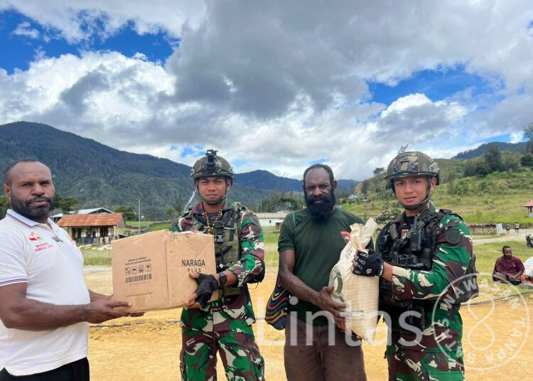Empati Satgas TNI Berikan Santunan Sembako Warga Gome