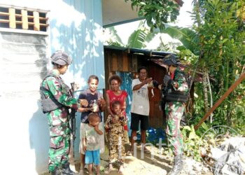 Beri Asupan Gizi Tambahan, Satgas Yonif 310/KK Keliling Kampung Bagikan Bubur Kacang Hijau