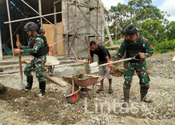 Terus Kejar Target, Satgas Yonif 310/KK Bantu Percepat Pembangunan Gereja