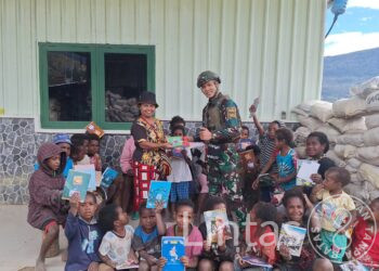 Satgas Mobile Yonif 323 Buaya Putih Kostrad Bagikan Alat Belajar