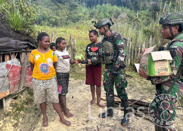 Warga Bilogai Sambut Antusias Baksos Door To Door Satgas TNI