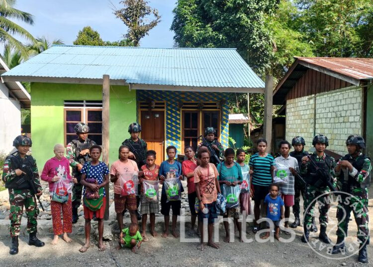 Peduli Masyarakat Perbatasan, Satgas Yonif 310/KK Bagikan Puluhan Pakaian