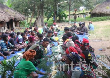 Minggu Kasih Yonif 323 Buaya Putih Makan Siang Bersama Masyarakat
