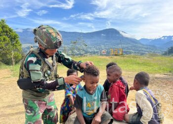 Satgas TNI Peduli Pangkas Rambut, Disambut Ceria Anak-Anak Gome