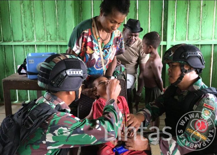 Cegah Polio, Satgas Yonif 310/KK Berikan Imunisasi Demi Kekebalan Tubuh Anak Perbatasan