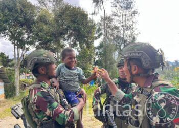 Kunjungi Dan Sapa Warga Holomama, Satgas TNI Disambut Antusias