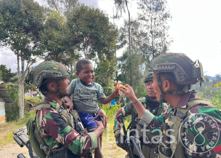 Kunjungi Dan Sapa Warga Holomama, Satgas TNI Disambut Antusias