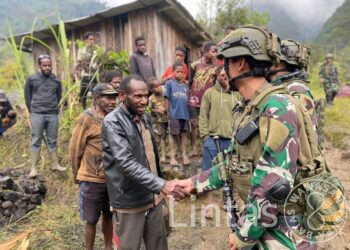 Bagikan Sembako, Kepedulian Prajurit TNI Disambut Gembira Warga Otalama