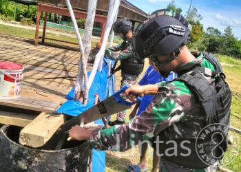 Jelang Misa Akbar, Satgas Yonif 310/KK Bersama Warga Gotong Royong Menyambutnya