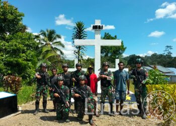 Percantik Tugu Salib, Ini Yang Dilakukan Satgas Yonif 310/KK