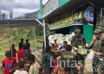 Satgas TNI Bagi Sembako, Disambut Gembira Warga Mayuberi