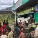 Satgas TNI Bagi Sembako, Disambut Gembira Warga Mayuberi