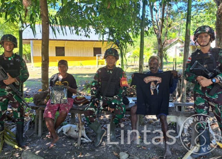 Satgas Yonif 310/KK Bagikan Kaos “Maung” Ikon Prajurit Siliwangi