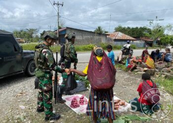 Borong Hasil Tani, Marinir Bantu Ekonomi Warga Kiribun