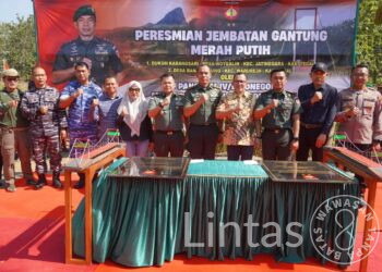 Pangdam IV/Diponegoro Resmikan Jembatan Gantung Merah Putih di Dampingi Danrem 071 Wijayakusuma