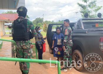 Satgas Pamtas Tamalatea Responsif Evakuasi Ibu Hamil Yang Alami Pendarahan di Perbatasan RI-PNG