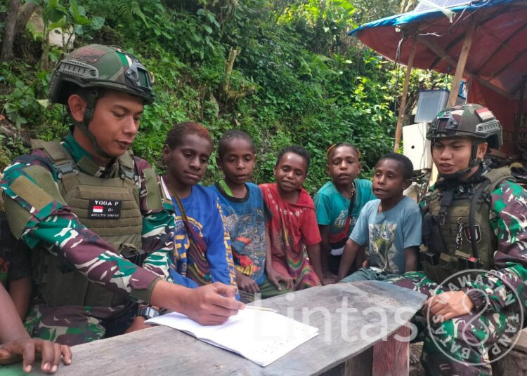 Bebas Butuh Huruf, Satgas Mobile Buaya Putih Kostrad Ajari Baca Tulis di Sekolah Darurat