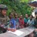 Bebas Butuh Huruf, Satgas Mobile Buaya Putih Kostrad Ajari Baca Tulis di Sekolah Darurat