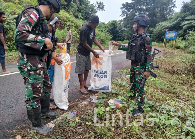 Satgas Yonif 310/KK Ajak Para Pemuda Bersihkan Sampah di Jalan Unggalom – Ubrub