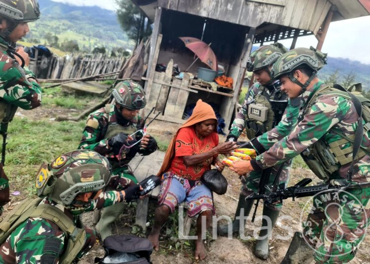 Yonif Mobile 323 Buaya Putih Berikan Pelayanan Kesehatan Hingga Ke Pelosok