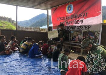 Keceriaan Dan Semangat Anak-Anak di Sekolah Darurat Satgas Mobile Yonif 323 Buaya Putih