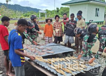 Sumber Alam Melimpah, Satgas Yonif 310/KK Asah Kreativitas Warga Perbatasan Membuat Ikan Asin
