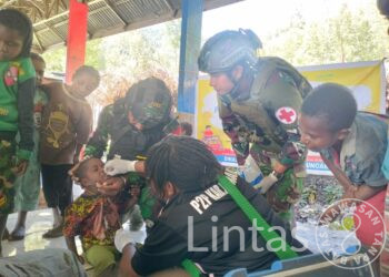 Satgas Yonif 323 Buaya Putih Cegah Polio Dengan Imunisasi di Pedalaman Papua