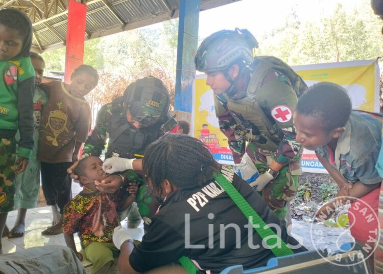 Satgas Yonif 323 Buaya Putih Cegah Polio Dengan Imunisasi di Pedalaman Papua