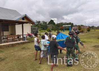 Keren! Pergencar Serbuan Teritorial, Satgas Yonif 310/KK Bersihkan Gereja di Perbatasan