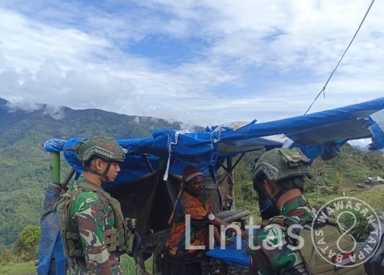 Mama Papua Pulang Dari Pos Satgas Yonif 323 Buaya Putih Dengan Senyuman