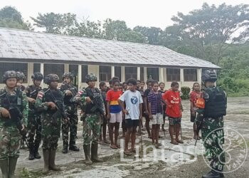 Sambut Tahun Ajaran Baru, Satgas Yonif 310/KK Ajak Pelajar Bersihkan Lingkungan Sekolah