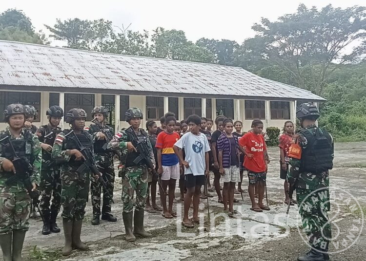 Sambut Tahun Ajaran Baru, Satgas Yonif 310/KK Ajak Pelajar Bersihkan Lingkungan Sekolah