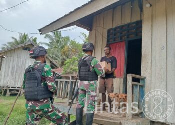Tunjukan Perhatiannya, Satgas Yonif 310/KK Berikan Bantuan Duka Cita