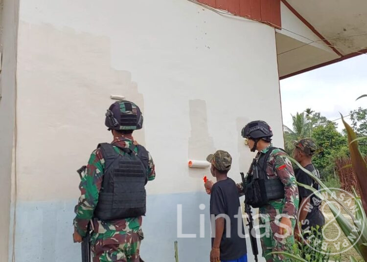 Perindah Gereja, Satgas Yonif 310/KK Lakukan Pengecatan Dan Pembenahan