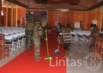 Minggu Kasih, Satgas Yonif 323 Buaya Putih Ajak Masyarakat Bersihkan Gereja