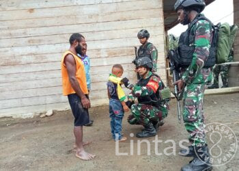 Warga Tersenyum Bahagia Saat Satgas Yonif 310/KK Bagikan Puluhan Pakaian