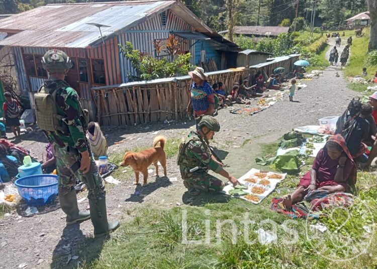 Prajurit Yonif 323 Buaya Putih Borong Hasil Tani Masyarakat Beoga