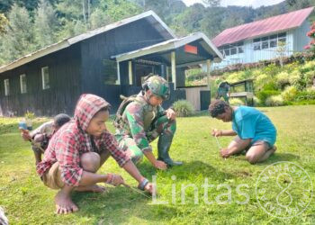 Jaga Rumah Ibadah, Satgas Yonif 323 Buaya Putih Bersama Masyarakat Bersihkan Rumah Ibadah