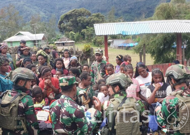 Satgas Mobile Yonif 323 Buaya Putih Bagikan Pakaian untuk Masyarakat Sinak