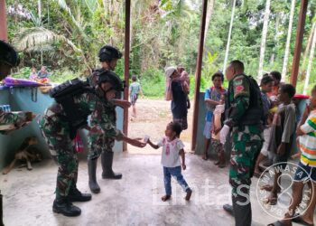 Pantau Tumbuh Kembang Anak Sejak Dini, Satgas Yonif 310/KK Gelar Posyandu di Perbatasan