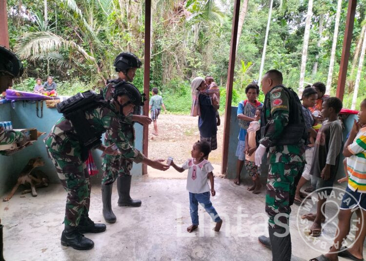 Pantau Tumbuh Kembang Anak Sejak Dini, Satgas Yonif 310/KK Gelar Posyandu di Perbatasan